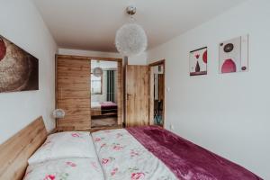 Ένα ή περισσότερα κρεβάτια σε δωμάτιο στο Apartmány Starý trh Kežmarok +8 φωτογραφίες