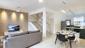 Posezení v ubytování Luxury Holiday Home with private rooftop