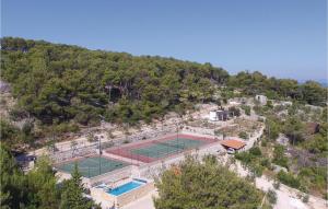 Tenis a/nebo squash v ubytování Gorgeous Home In Supetar nebo okolí