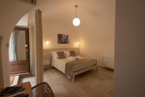a small bedroom with a bed and a mirror at L'Incanto delle Mura - Boutique B&B ad Altamura in Altamura