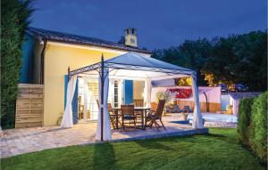 un cenador en el patio trasero de una casa en Gorgeous Home In Jurdani, en Mučići