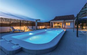 Bazén v ubytování Three-Bedroom Holiday Home In Sibenik nebo v jeho okolí
