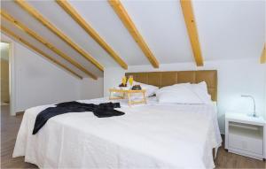 Postel nebo postele na pokoji v ubytování Three-Bedroom Holiday Home In Sibenik