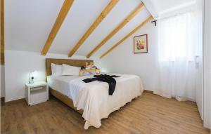 Postel nebo postele na pokoji v ubytování Three-Bedroom Holiday Home In Sibenik