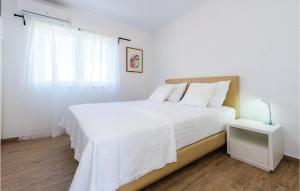 Postel nebo postele na pokoji v ubytování Three-Bedroom Holiday Home In Sibenik
