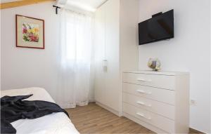 TV a/nebo společenská místnost v ubytování Three-Bedroom Holiday Home In Sibenik