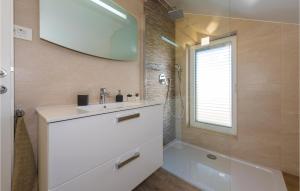 Koupelna v ubytování Three-Bedroom Holiday Home In Sibenik