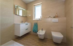 Koupelna v ubytování Three-Bedroom Holiday Home In Sibenik