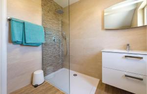 Koupelna v ubytování Three-Bedroom Holiday Home In Sibenik