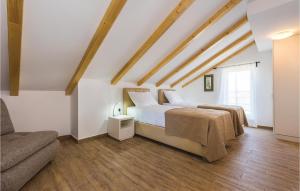 Postel nebo postele na pokoji v ubytování Three-Bedroom Holiday Home In Sibenik