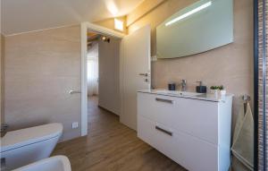 Koupelna v ubytování Three-Bedroom Holiday Home In Sibenik