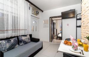 Posedenie v ubytovaní 1 Bedroom Stunning Apartment In Krk