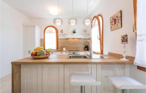 Kuchnia lub aneks kuchenny w obiekcie Three-Bedroom Holiday Home In Vabriga