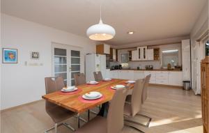 Kuchyň nebo kuchyňský kout v ubytování Three-Bedroom Apartment In Podaca