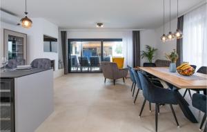 Köök või kööginurk majutusasutuses Lovely Home In Rebici With Wifi