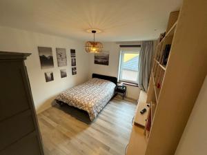 a bedroom with a bed and a window at hébergement pour 3 personnes, 2 chambres in Overijse
