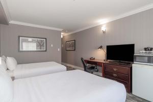 Postel nebo postele na pokoji v ubytování Sandman Hotel Saskatoon