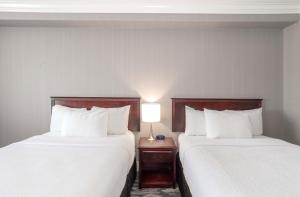 Postel nebo postele na pokoji v ubytování Sandman Hotel Saskatoon