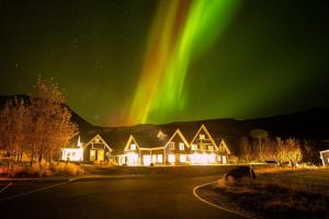 霍尔斯沃德吕尔Skálakot Manor Hotel的天空中极光之家公寓