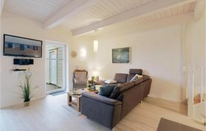 Μια τηλεόραση ή/και κέντρο ψυχαγωγίας στο Beautiful Home In Dagebüll With Sauna
