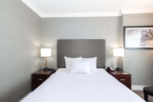 Postel nebo postele na pokoji v ubytování Sandman Hotel Saskatoon