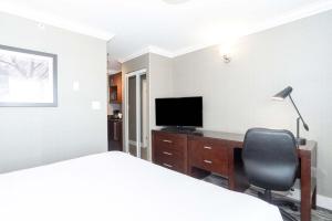 TV a/nebo společenská místnost v ubytování Sandman Hotel Saskatoon
