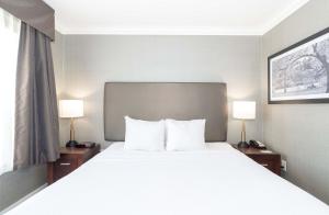 Postel nebo postele na pokoji v ubytování Sandman Hotel Saskatoon