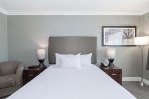 Postel nebo postele na pokoji v ubytování Sandman Hotel Saskatoon