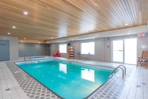 Bazén v ubytování Sandman Hotel Saskatoon nebo v jeho okolí