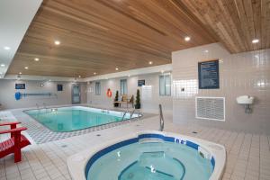 Bazén v ubytování Sandman Hotel Saskatoon nebo v jeho okolí