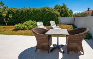 Κήπος έξω από το Gorgeous Home In Peroj With Wifi +15 φωτογραφίες