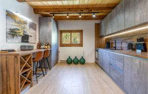Nhà bếp/bếp nhỏ tại Beautiful Home In Barlete With Wifi