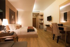 Habitación de hotel con cama y escritorio en The Erawan Koh Chang -SHA Extra Plus en Ko Chang