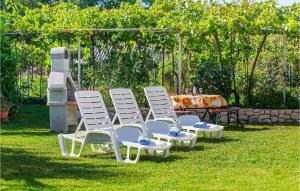 Κήπος έξω από το 4 Person Apartment Labin Kapelica +21 φωτογραφίες