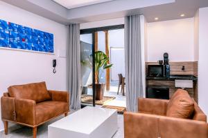 a living room with a couch and chairs and a table at VELINN 2Secreto Hotel Boutique in Ilhabela