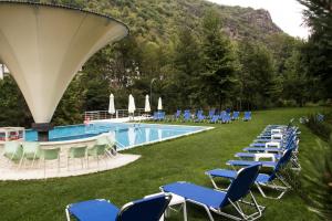 a bunch of chairs are lined up next to a pool at Hotel Delta Ognyanovo in Ognyanovo