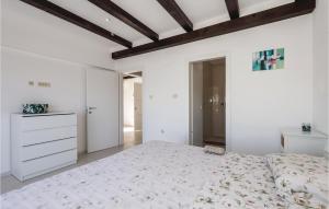 Postel nebo postele na pokoji v ubytování Cozy Apartment In Jablanac