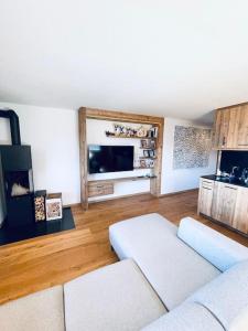 ヴェルビエにあるVerbier Le Rouge superb 3-room apartment near slopes & ski-liftのソファと薄型テレビのあるリビングルーム