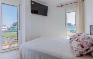 Una cama o camas en una habitación de Beach Front Apartment 7 fotos más