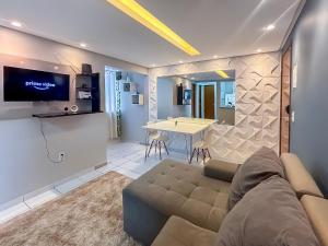 インペラトリズにあるApê Completo com Piscina I Wi-Fi e A/Cのソファとテーブルのあるリビングルーム