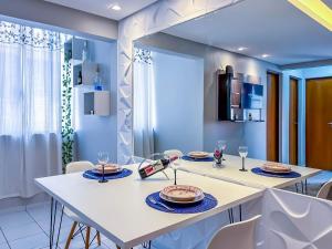 インペラトリズにあるApê Completo com Piscina I Wi-Fi e A/Cの白いテーブルと椅子のあるダイニングルーム