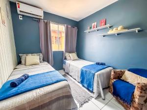 インペラトリズにあるApê Completo com Piscina I Wi-Fi e A/Cの青い壁の部屋にベッドが2つある +32枚の写真