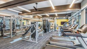 un gimnasio con cintas de correr, elípticas y máquinas de correr en The Grand Urban Haven, 2 Bedroom, Pool, Gym, Parking, en Fort Worth