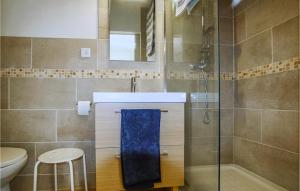 Bilik mandi di Gorgeous Apartment In St Restitut +3 gambar