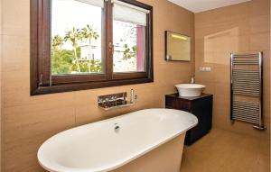 Kúpeľňa v ubytovaní 6 Bedroom Beautiful Home In Elviria