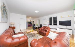 Televízia a/alebo spoločenská miestnosť v ubytovaní Cozy Apartment In Kastel Stari