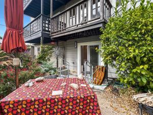 een tafel voor een huis met bloemen bij Cozy Marina Studio w Murphy Bed & Garden Oasis in San Francisco