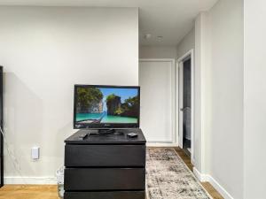 een flatscreen-tv op een dressoir in een kamer bij Cozy Marina Studio w Murphy Bed & Garden Oasis in San Francisco