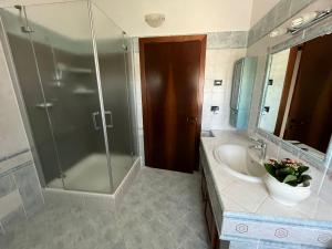 a bathroom with a shower and a sink at Casa vacanze Pierangela in Susegana