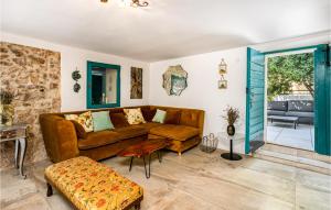 a living room with a brown couch and a table at 3 Bedroom Nice Home In Karlobag in Karlobag